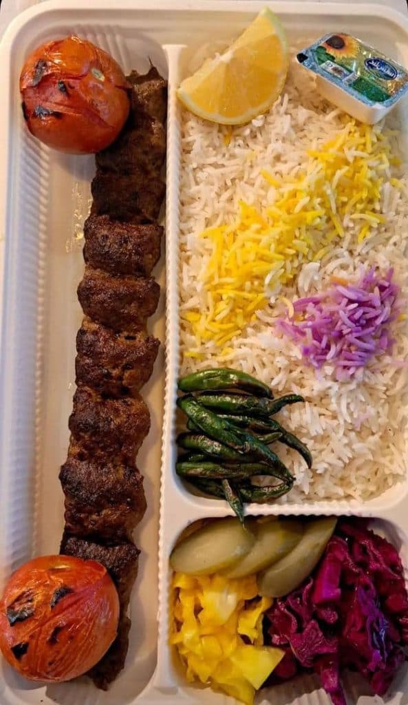 بیرون بر و آشپزخانه غذای ایرانی دلوین در بندرعباس