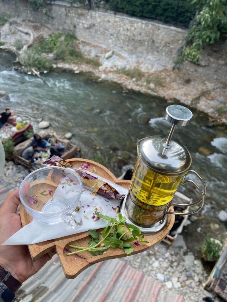 کافه رستوران پوریای ولی شعبه یک در فشم