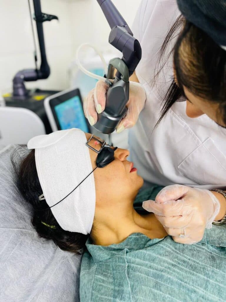 مرکز زیبایی پوست و لیزر و فیشال مون فیس در شیراز