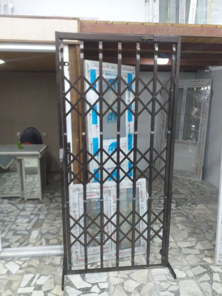 فروشگاه درب و پنجره کریمی در بندرانزلی