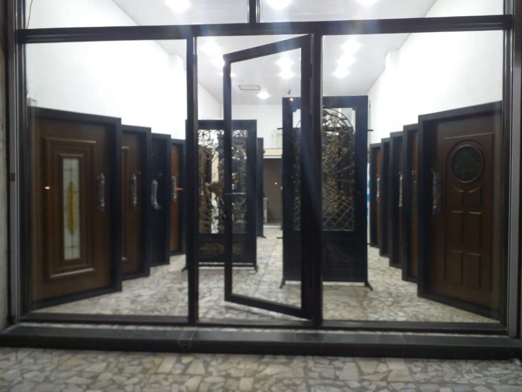 فروشگاه درب و پنجره کریمی در بندرانزلی