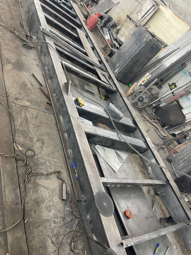 تریلرسازی صادقی ساخت جعبه رویی تیغه نیم لبه تریلی در یزد