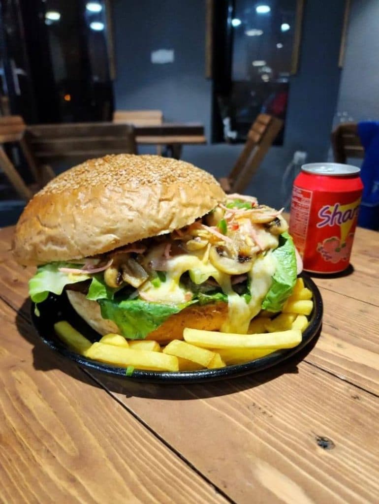 کافه و سفره خانه سنتی قلعه در خورموج