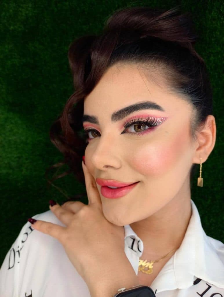 خدمات تخصصی میکاپ مینا نامداری در کوه چنار فارس