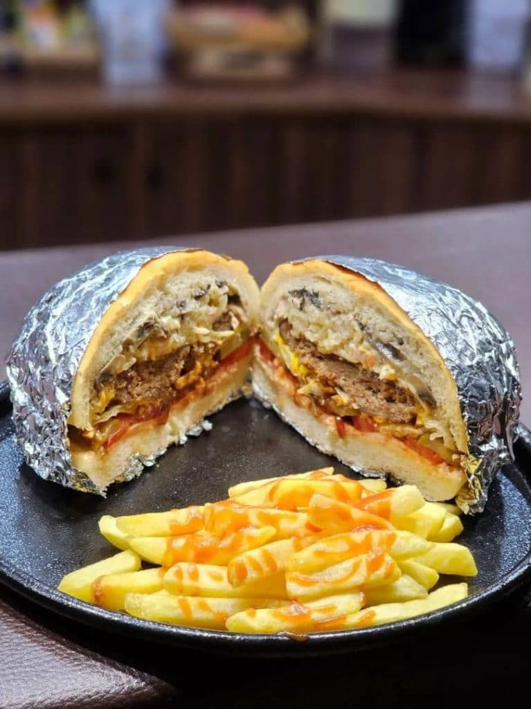 کافه و سفره خانه سنتی قلعه در خورموج