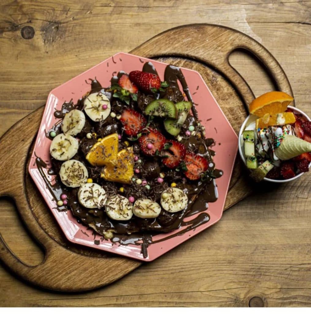 آبمیوه و بستنی فروشی آیسلند پلاس در یزد