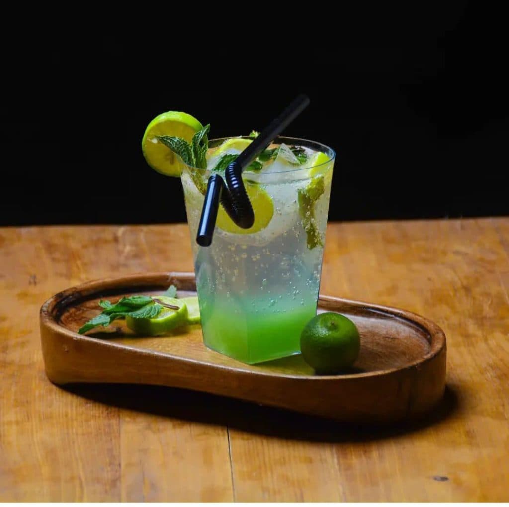 آبمیوه و بستنی فروشی آیسلند پلاس در یزد