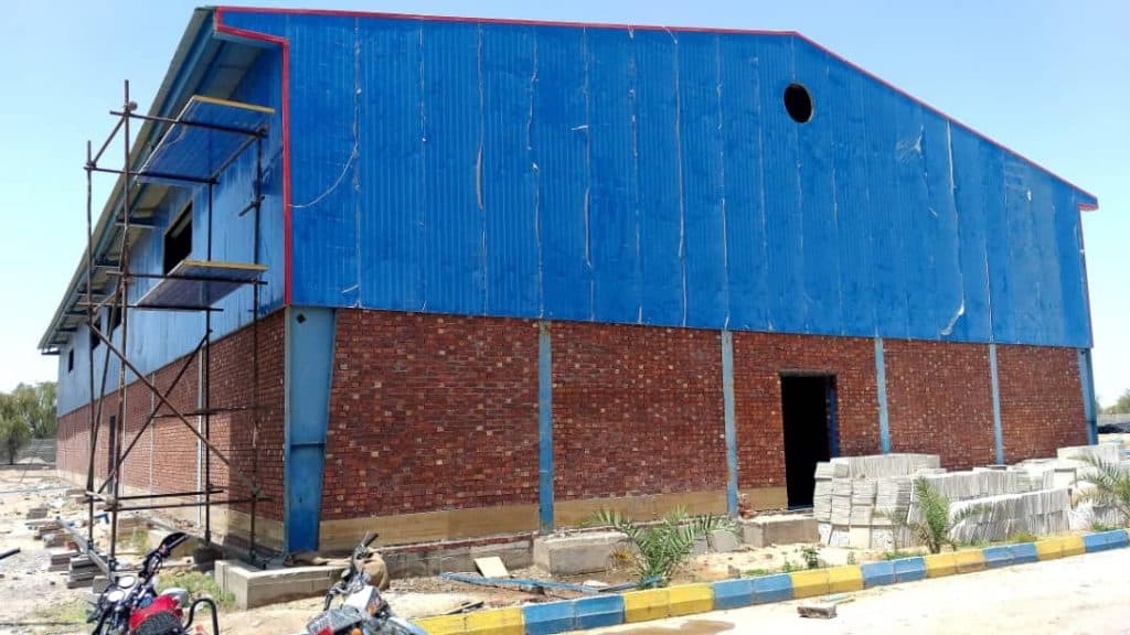 اجرای بدنه سردخانه و پنل کاری سوله جعفری در ایرانشهر سیستان و بلوچستان