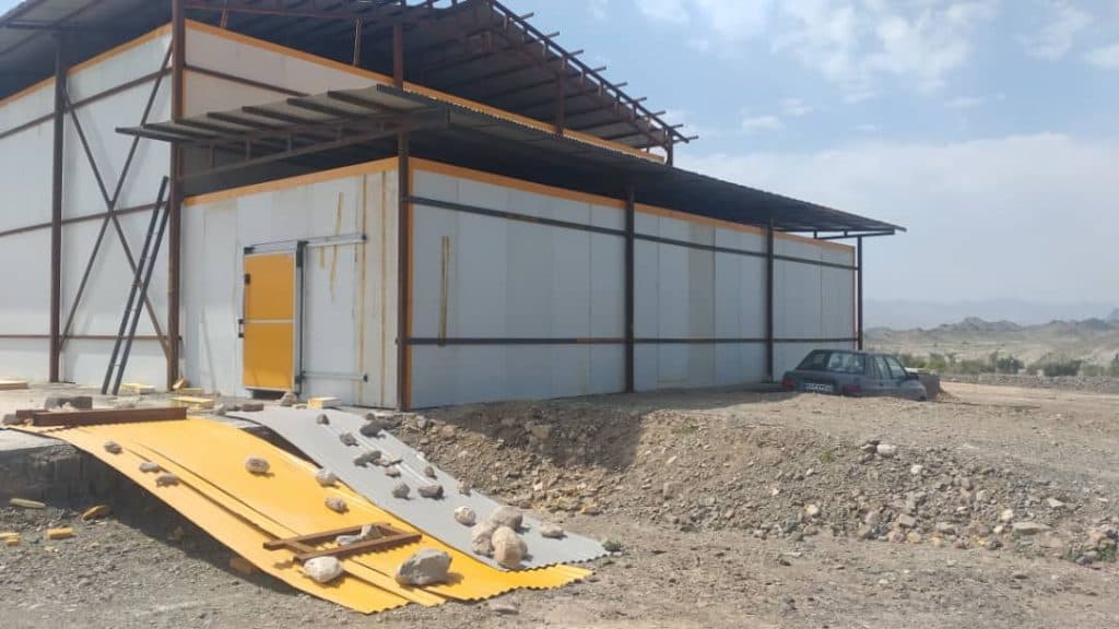 اجرای بدنه سردخانه و پنل کاری سوله جعفری در ایرانشهر سیستان و بلوچستان