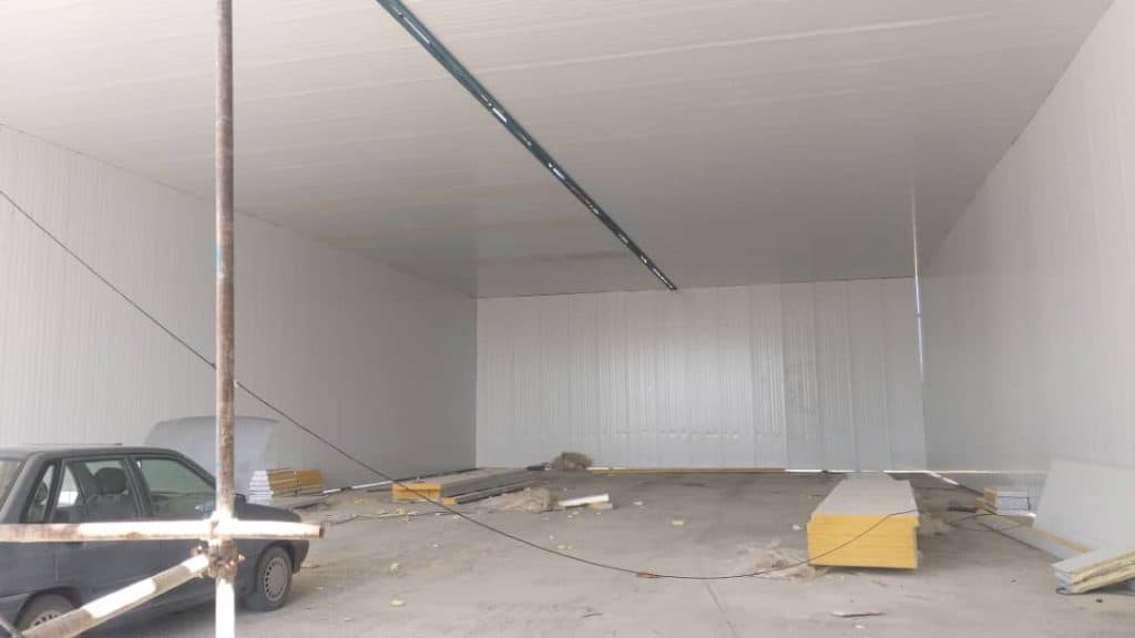 اجرای بدنه سردخانه و پنل کاری سوله جعفری در ایرانشهر سیستان و بلوچستان