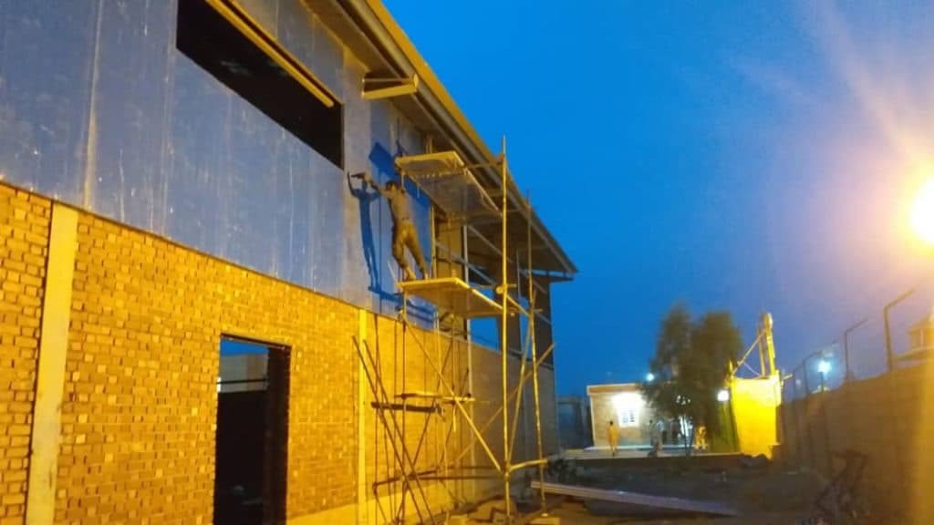 اجرای بدنه سردخانه و پنل کاری سوله جعفری در ایرانشهر سیستان و بلوچستان