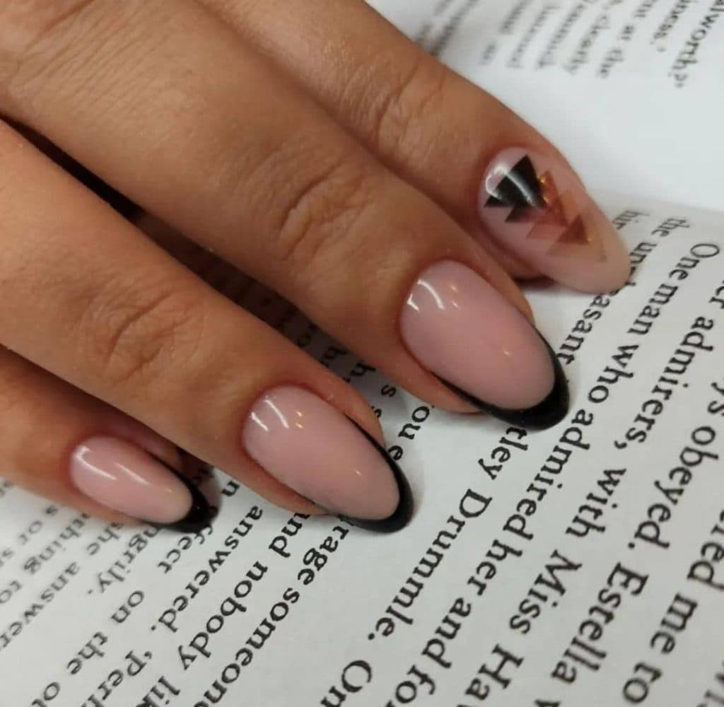 خدمات تخصصی کاشت ناخن یگانه مهنانی در مشهد