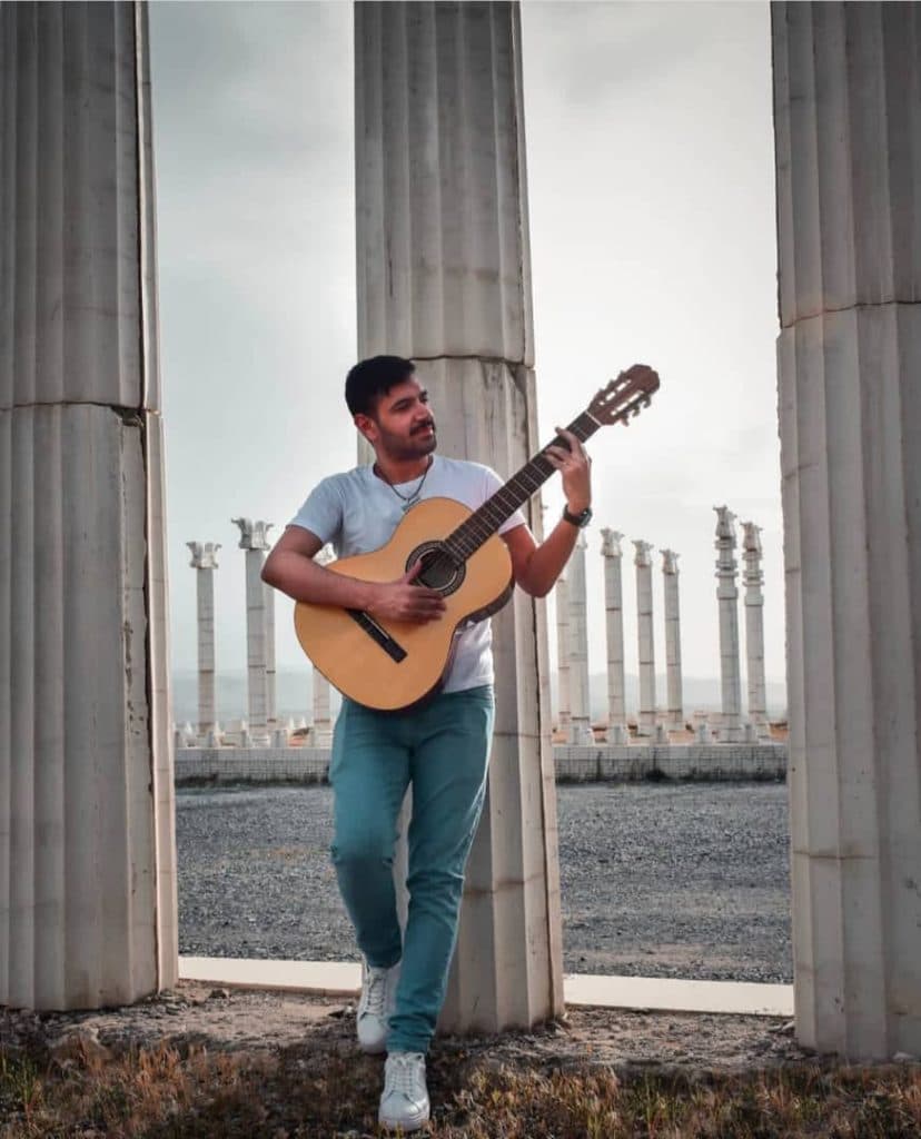 آموزش موسیقی گیتار آهنگسازی و آواز آریا سالاری در نیاوران تهران