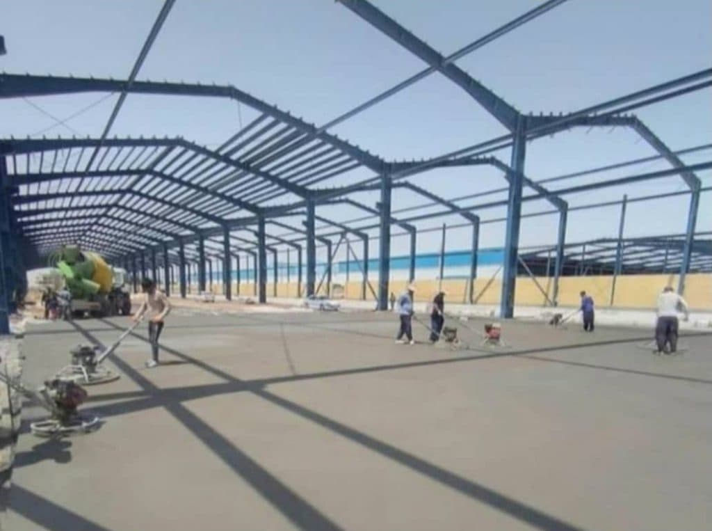 اجرای کف سازی بتنی با دستگاه ماله پروانه شرکت بتن گستران کامیاب در کرمانشاه