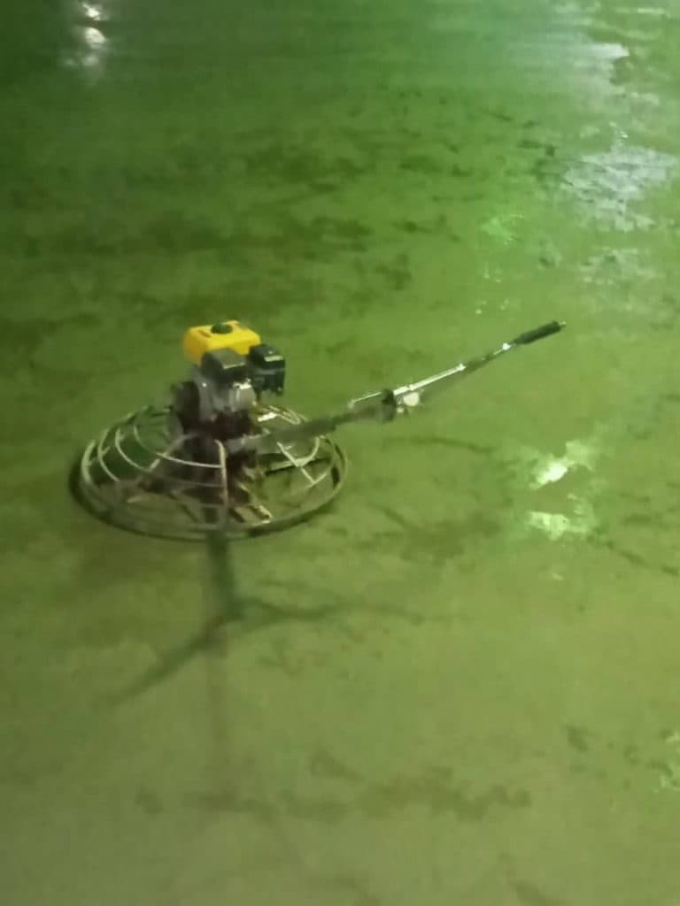 اجرای بتن با ماله پروانه برش با کاتر برادران برزگر در آذربایجان شرقی