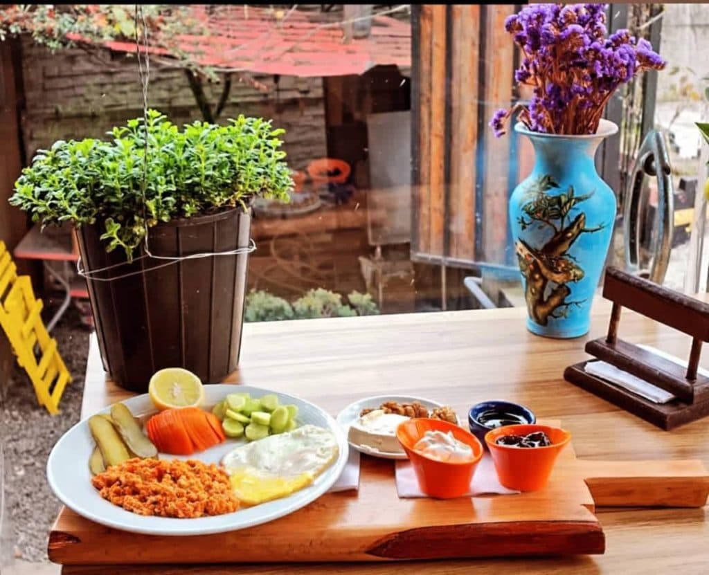 کافه رستوران فرحزاد در تنکابن