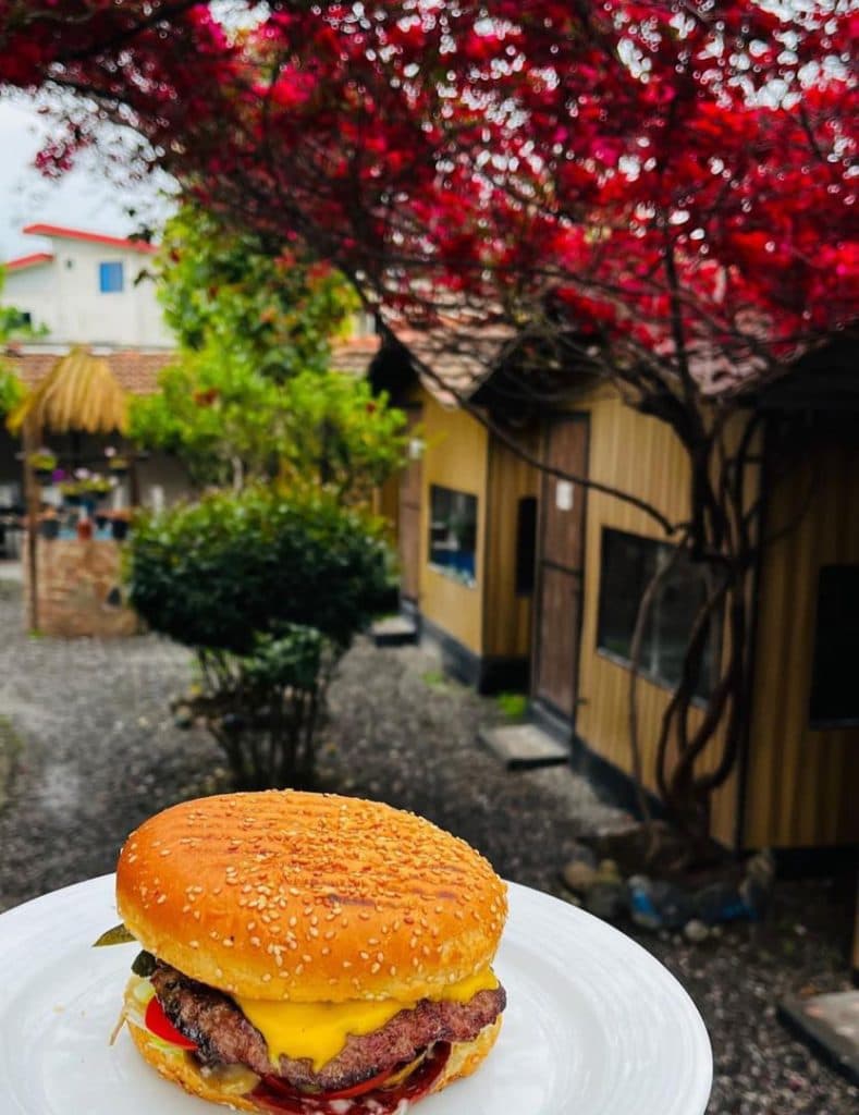 کافه رستوران فرحزاد در تنکابن