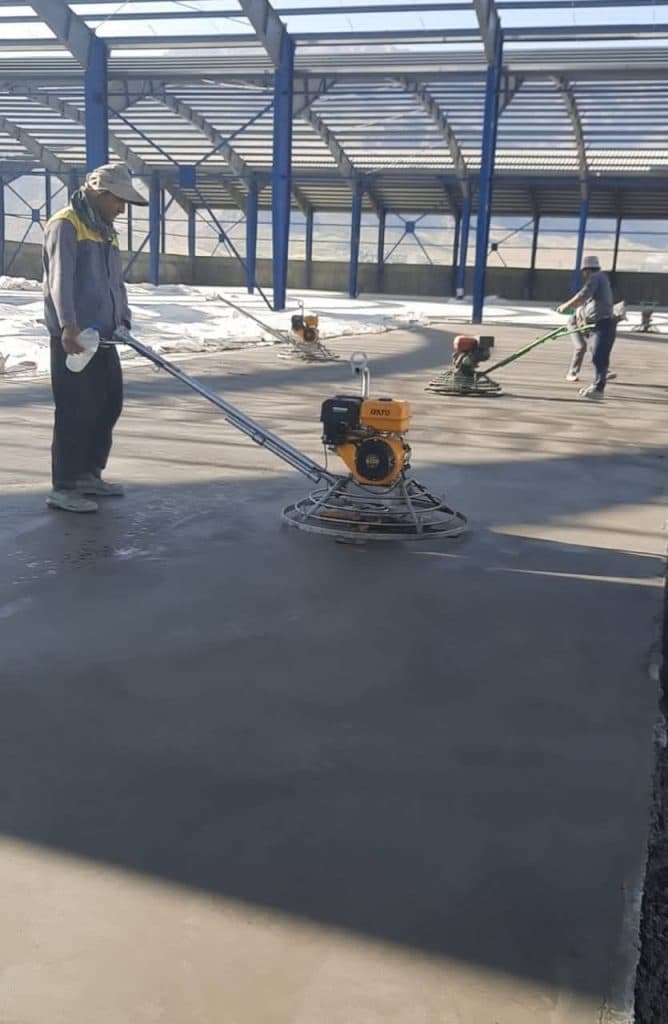 اجرای کف سازی بتنی با دستگاه ماله پروانه شرکت بتن گستران کامیاب در کرمانشاه