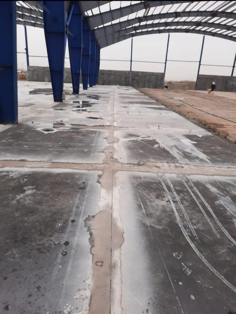 اجرای کف سازی بتنی با دستگاه ماله پروانه شرکت بتن گستران کامیاب در کرمانشاه