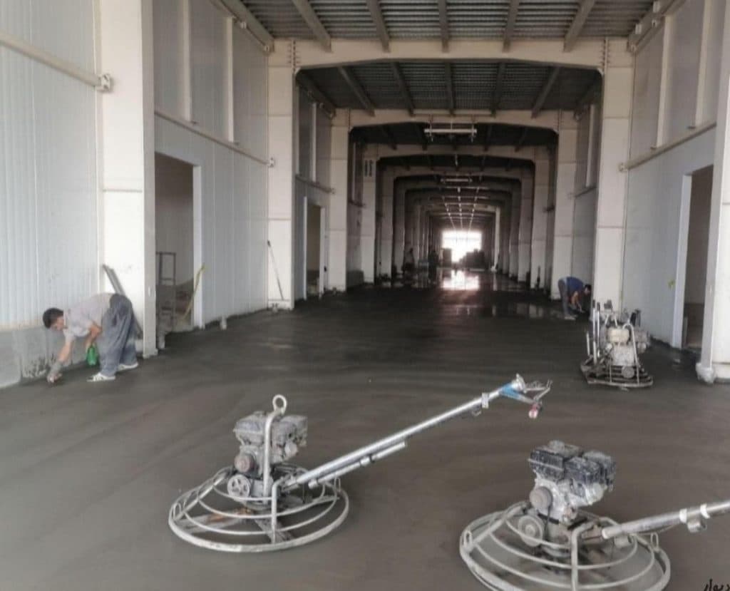 اجرای کف سازی بتنی با دستگاه ماله پروانه شرکت بتن گستران کامیاب در کرمانشاه