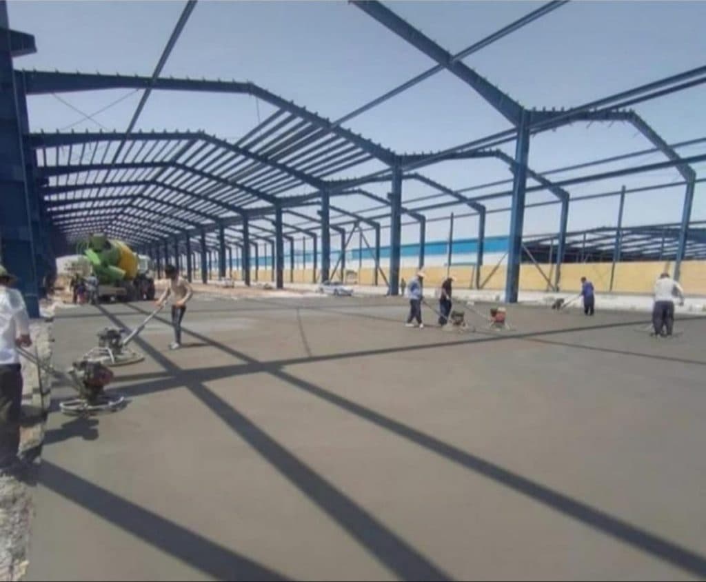 اجرای کف سازی بتنی با دستگاه ماله پروانه شرکت بتن گستران کامیاب در کرمانشاه