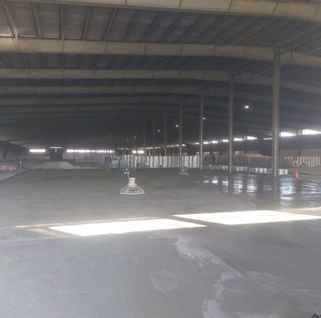 اجرای کف سازی بتنی با دستگاه ماله پروانه شرکت بتن گستران کامیاب در کرمانشاه