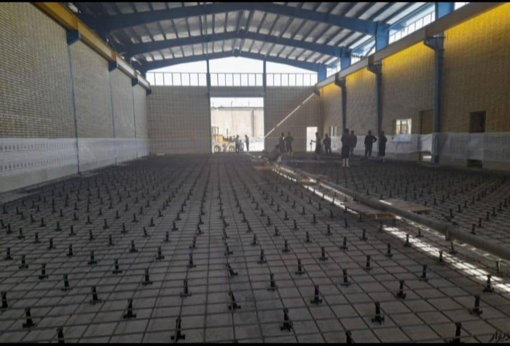 اجرای کف سازی بتنی با دستگاه ماله پروانه شرکت بتن گستران کامیاب در کرمانشاه