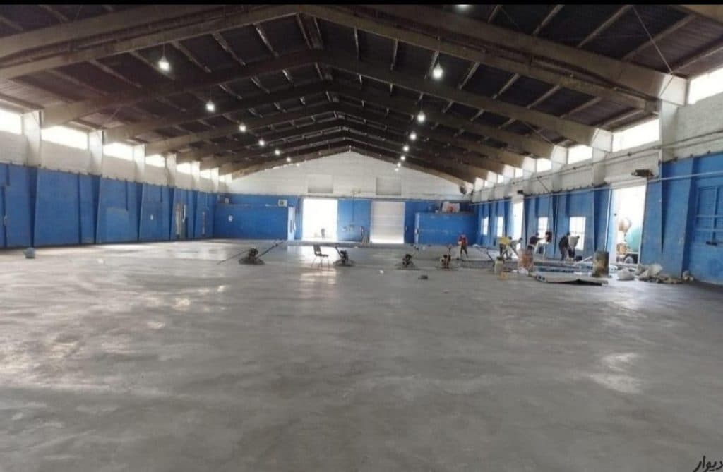 اجرای کف سازی بتنی با دستگاه ماله پروانه شرکت بتن گستران کامیاب در کرمانشاه