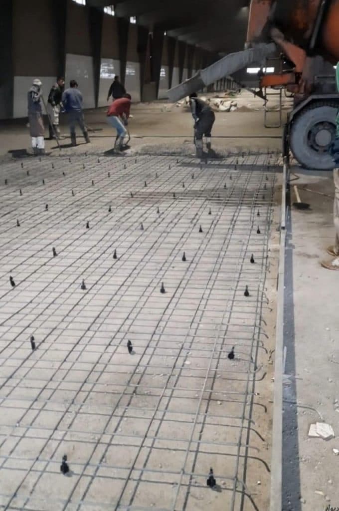 اجرای کف سازی بتنی با دستگاه ماله پروانه شرکت بتن گستران کامیاب در کرمانشاه