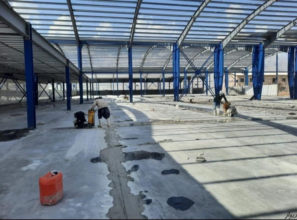 اجرای کف سازی بتنی با دستگاه ماله پروانه شرکت بتن گستران کامیاب در کرمانشاه