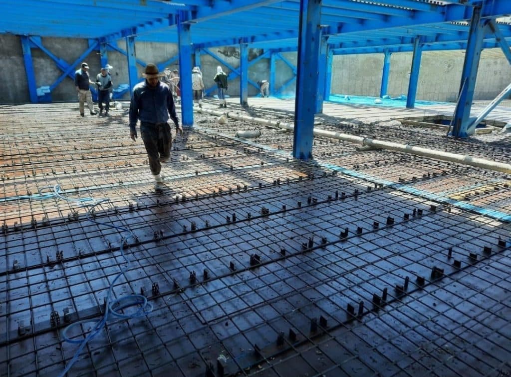 اجرای کف سازی بتنی با دستگاه ماله پروانه شرکت بتن گستران کامیاب در کرمانشاه