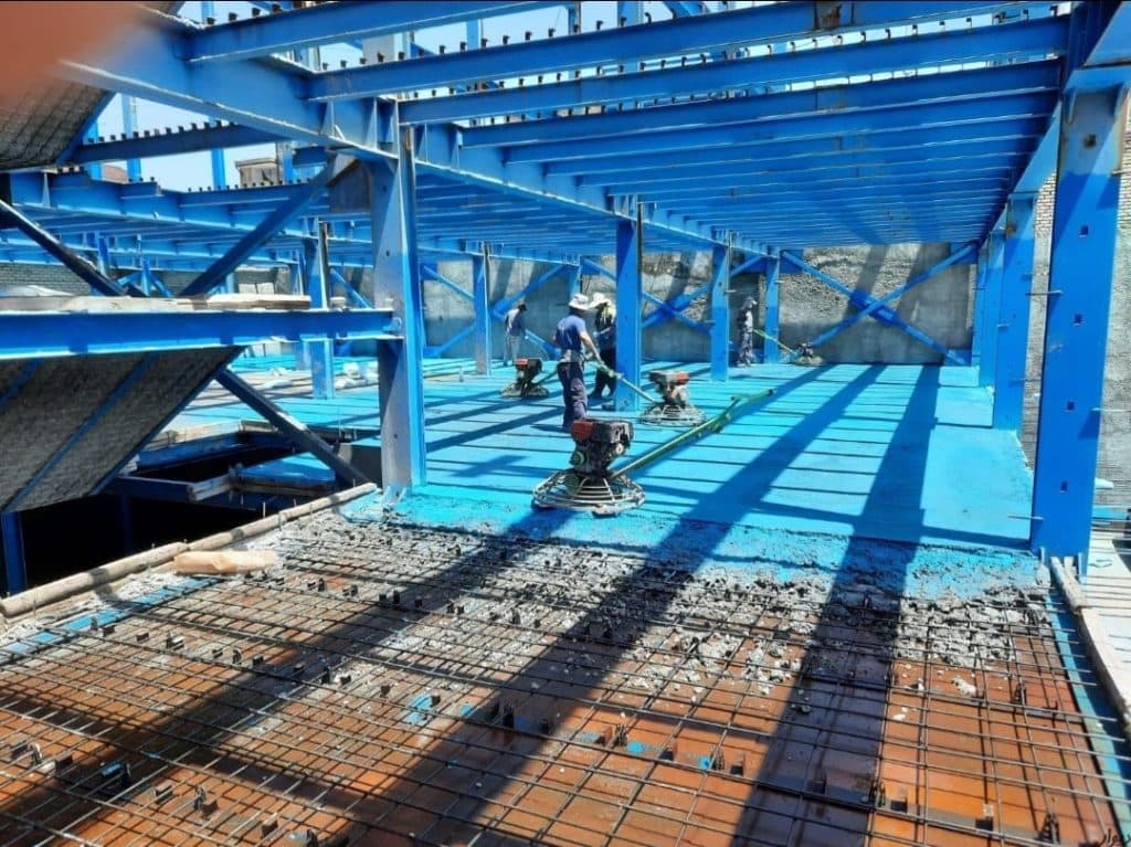 اجرای کف سازی بتنی با دستگاه ماله پروانه شرکت بتن گستران کامیاب در کرمانشاه