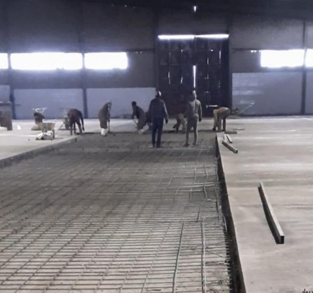 اجرای کف سازی بتنی با دستگاه ماله پروانه شرکت بتن گستران کامیاب در کرمانشاه