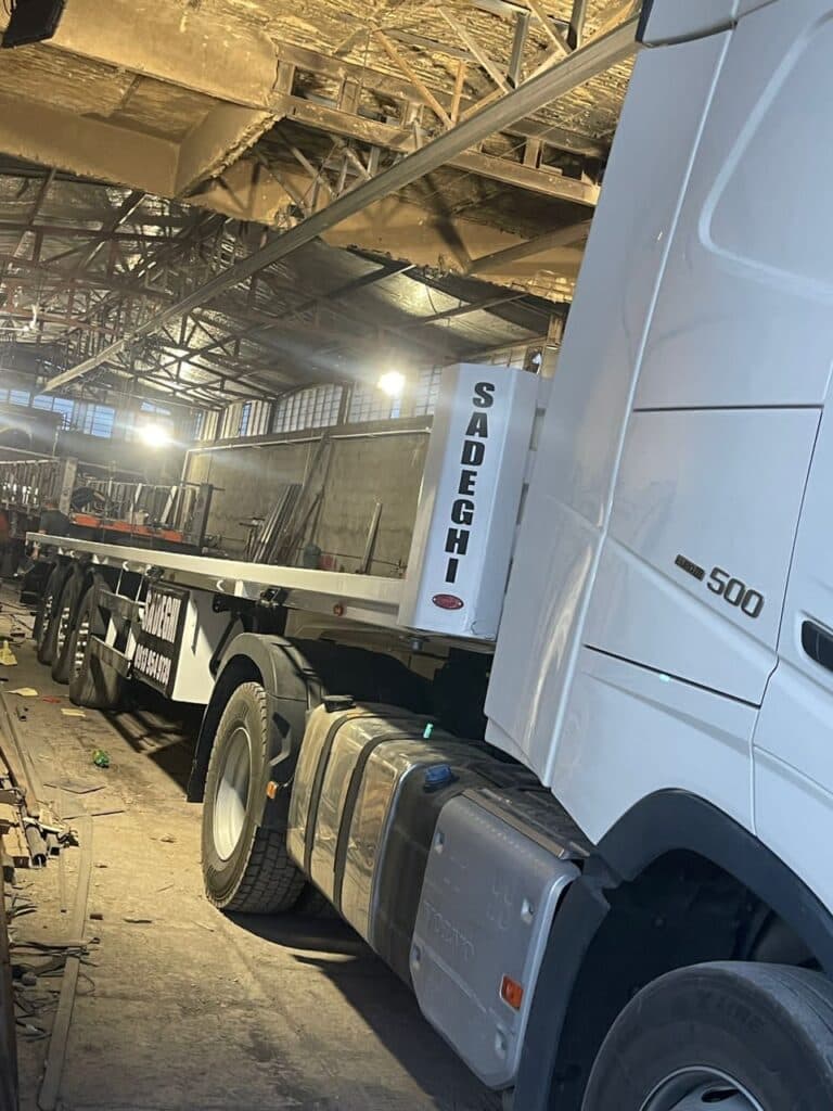 تریلرسازی صادقی ساخت جعبه رویی تیغه نیم لبه تریلی در یزد