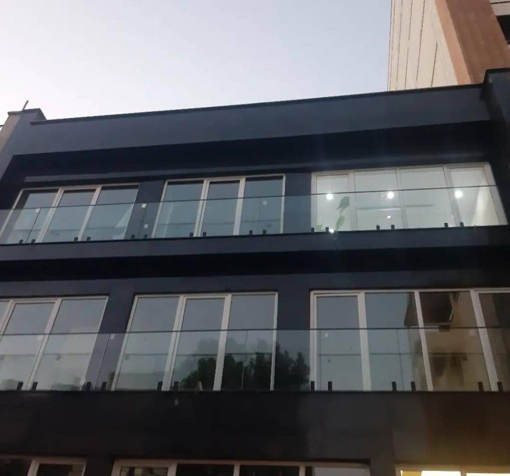 تولید و اجرای هندریل شیشه ای و نرده آلومینیومی مافی در تهران