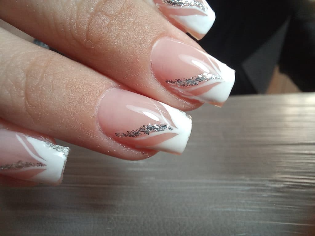 آموزش و خدمات کاشت ناخن مونا عنایتی در همدان