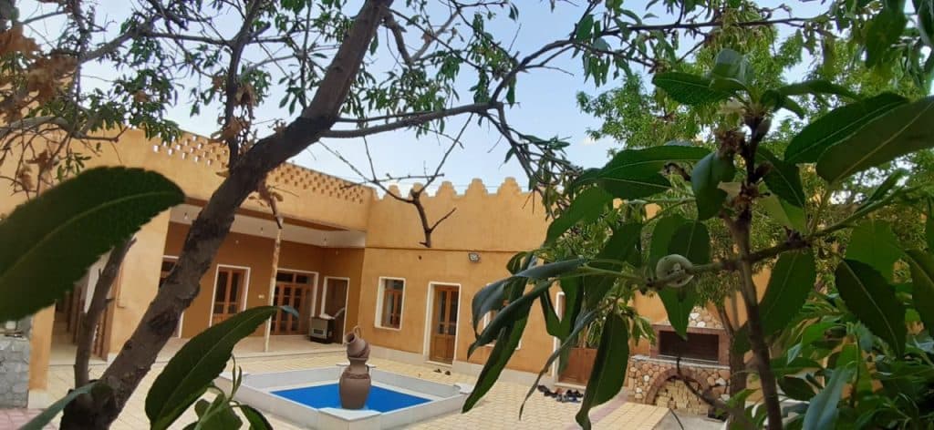 اقامتگاه سنتی و دربست ماه صنم در آباده فارس