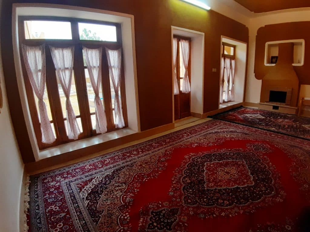 اقامتگاه سنتی و دربست ماه صنم در آباده فارس