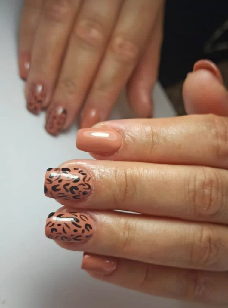 آموزش و خدمات کاشت و دیزاین ناخن یزدانی در بابلسر