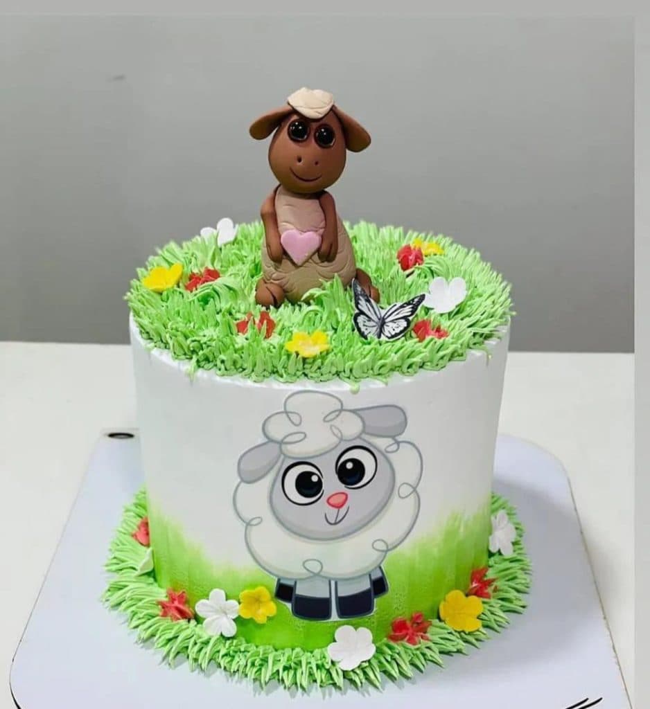 شیرینی فروشی خانه کیک در میانه