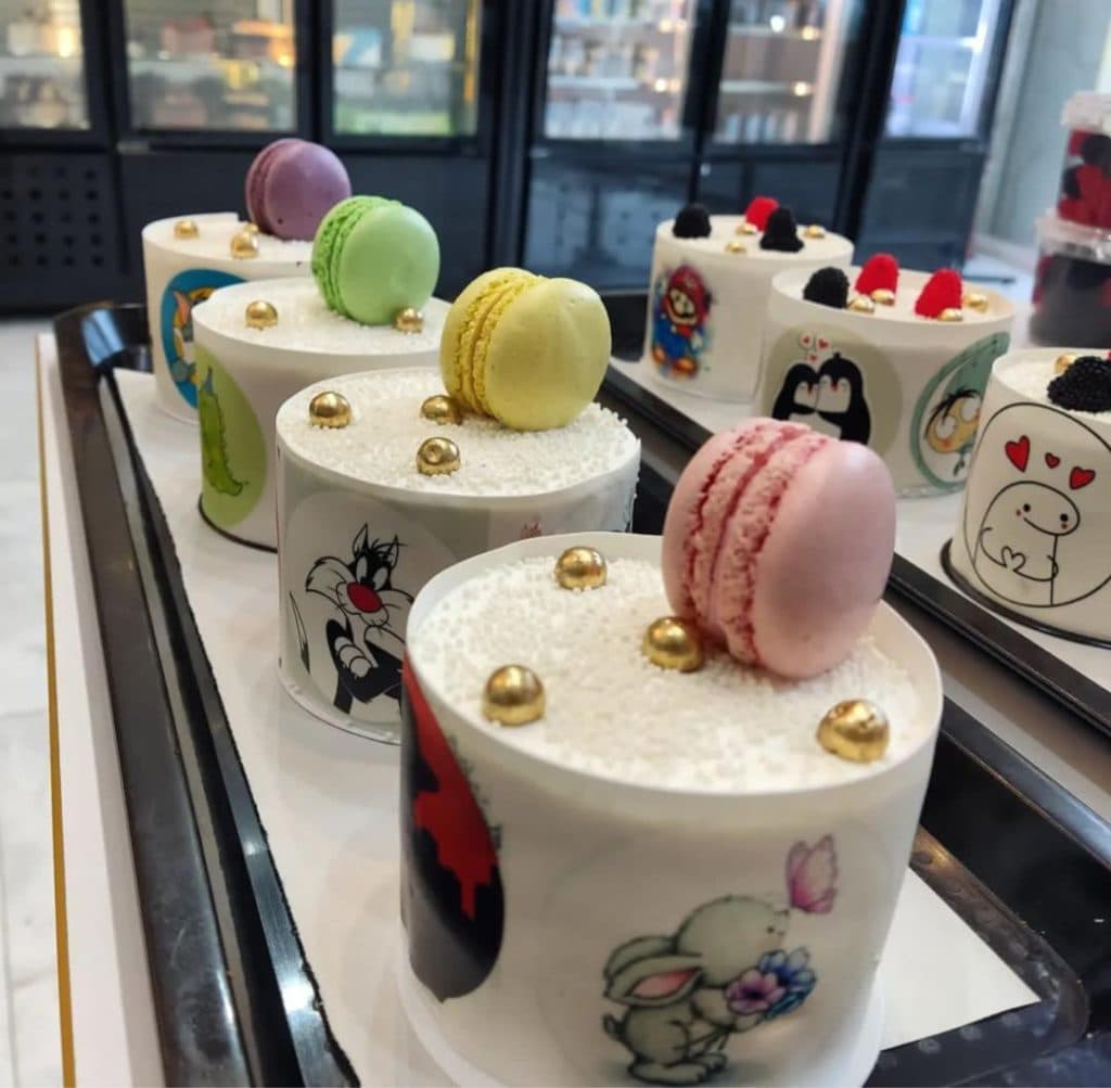 شیرینی فروشی خانه کیک در میانه