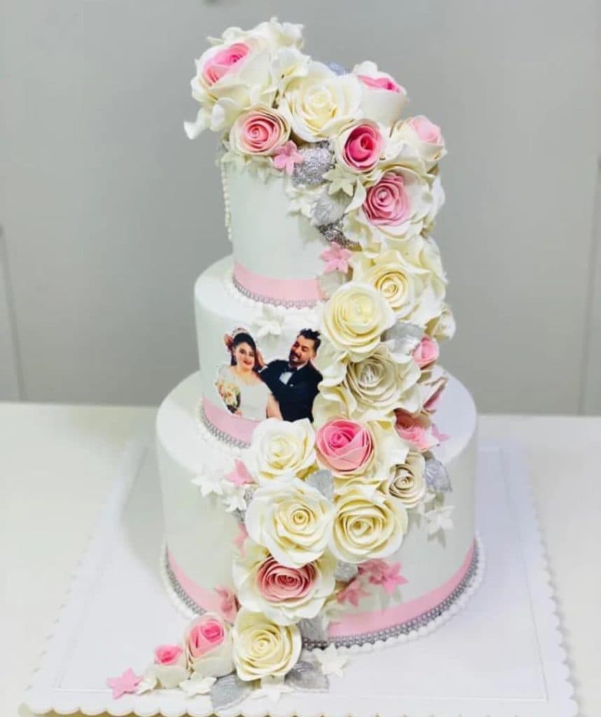 شیرینی فروشی خانه کیک در میانه