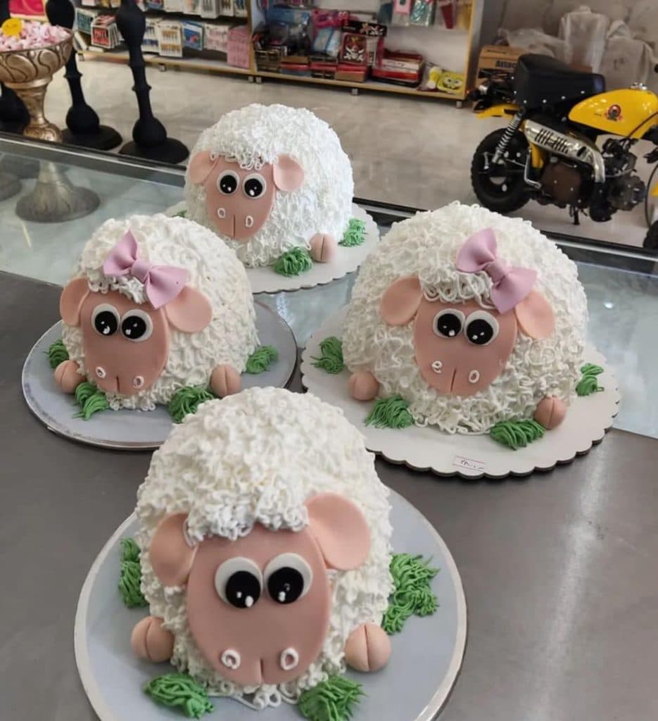 شیرینی فروشی خانه کیک در میانه