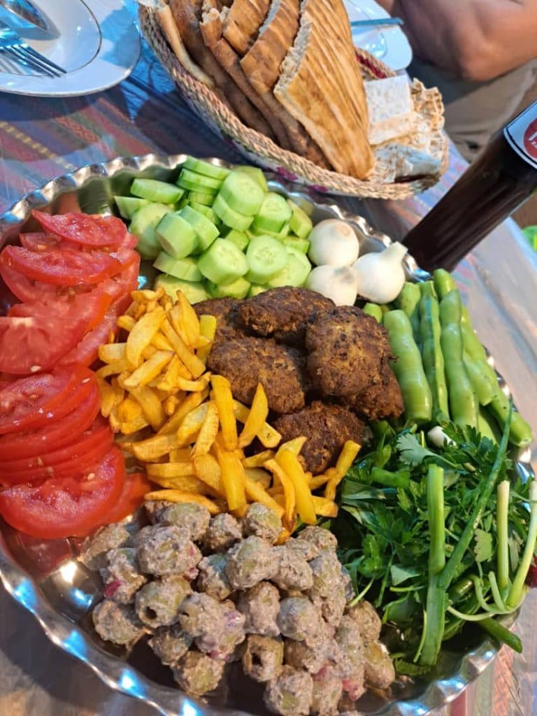کافه رستوران سنتی همیشه بهار در صومعه سرا گیلان