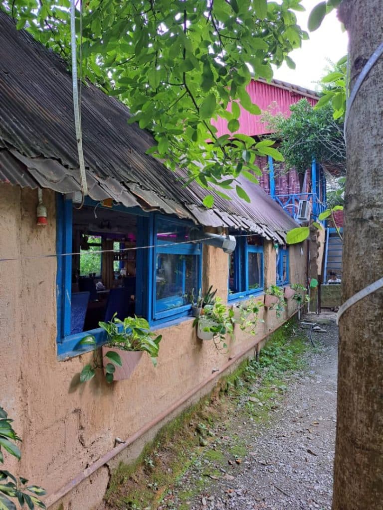 کافه رستوران سنتی همیشه بهار در صومعه سرا گیلان