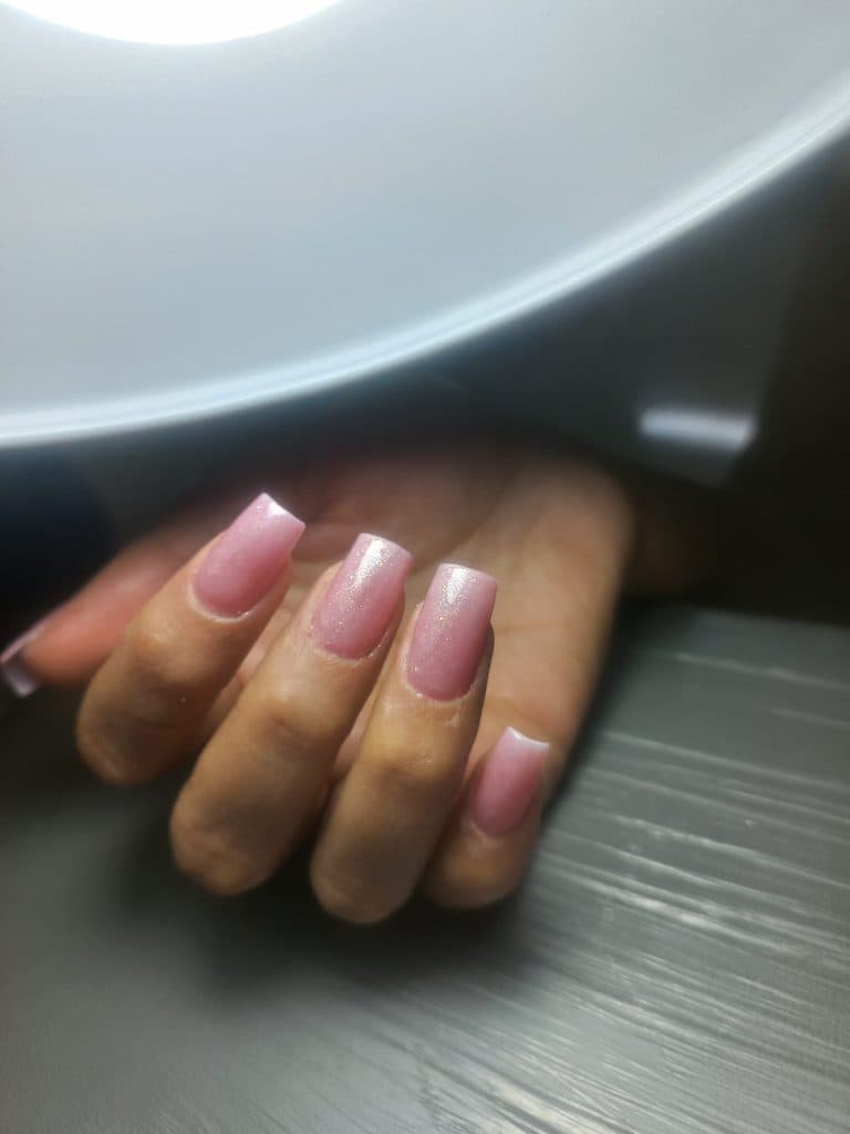 آموزش و خدمات کاشت ناخن مونا عنایتی در همدان