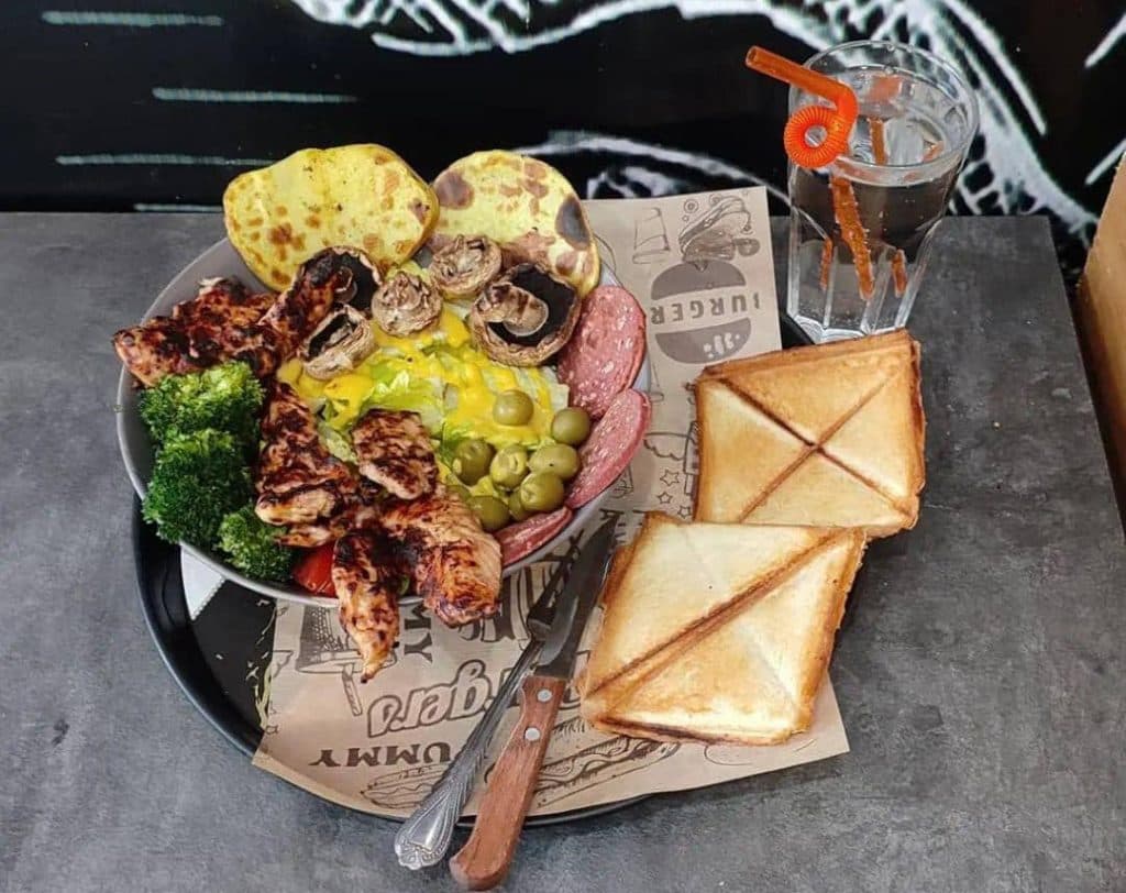 فست فود پلاس برگر در میاندوآب آذربایجان غربی