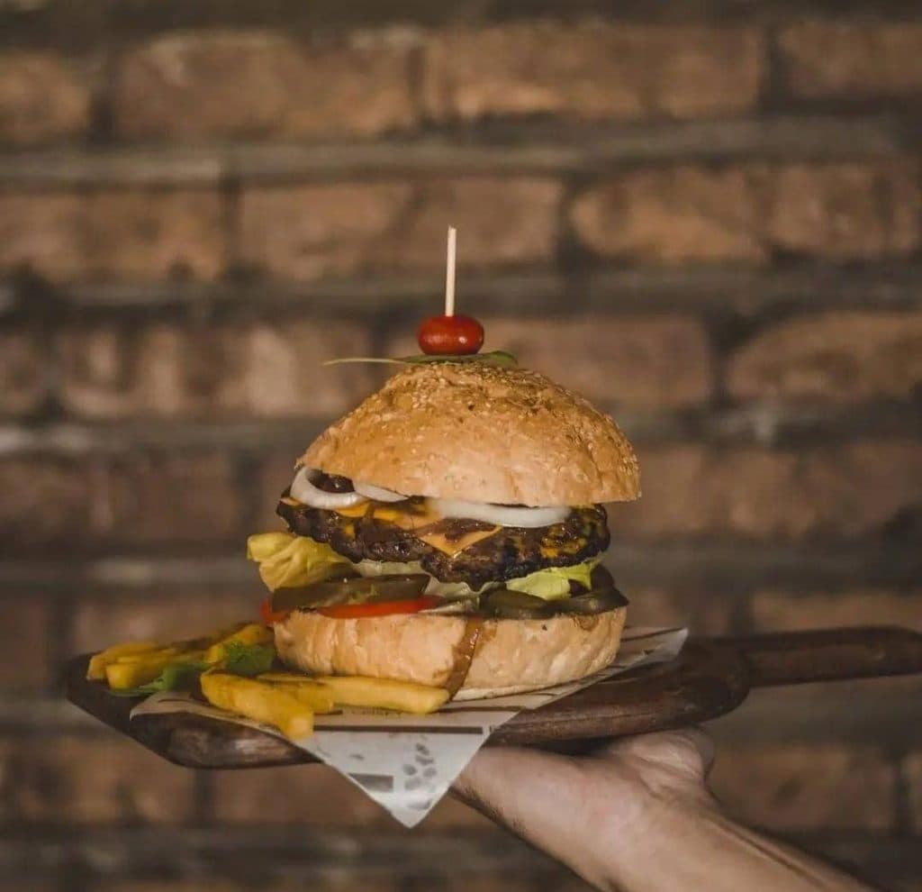 فست فود پلاس برگر در میاندوآب آذربایجان غربی