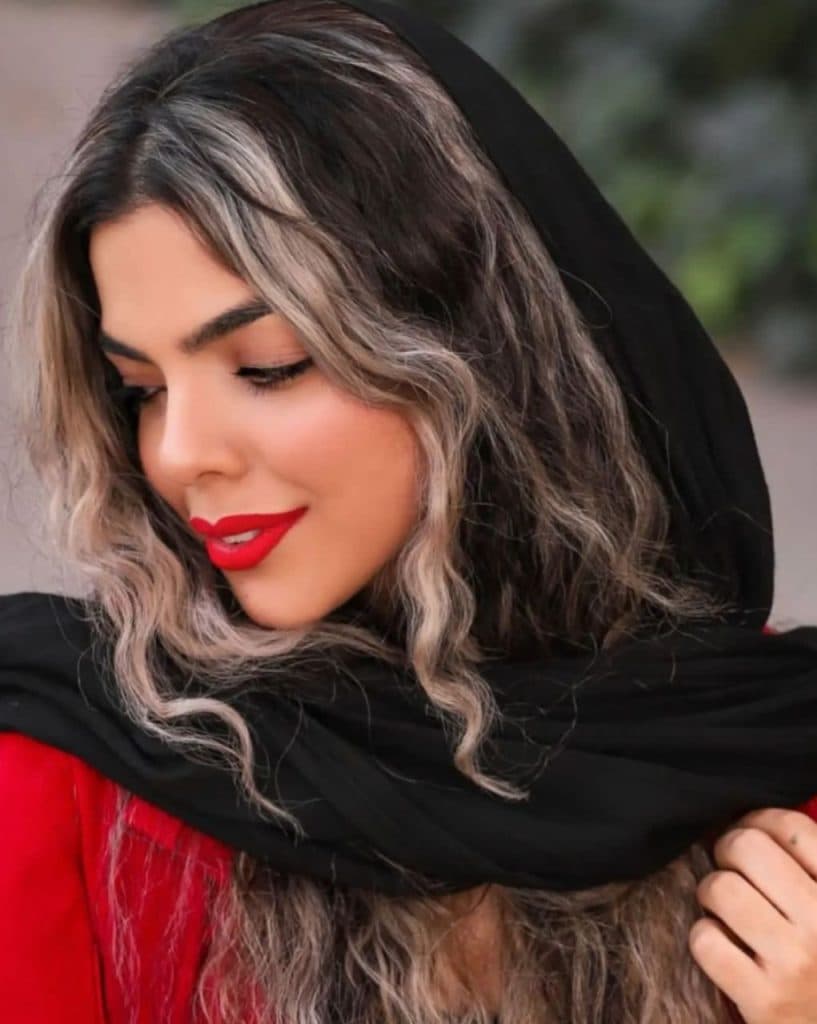 مرکز تخصصی رنگ لایت و کراتین احیا مشاهیر در اصفهان