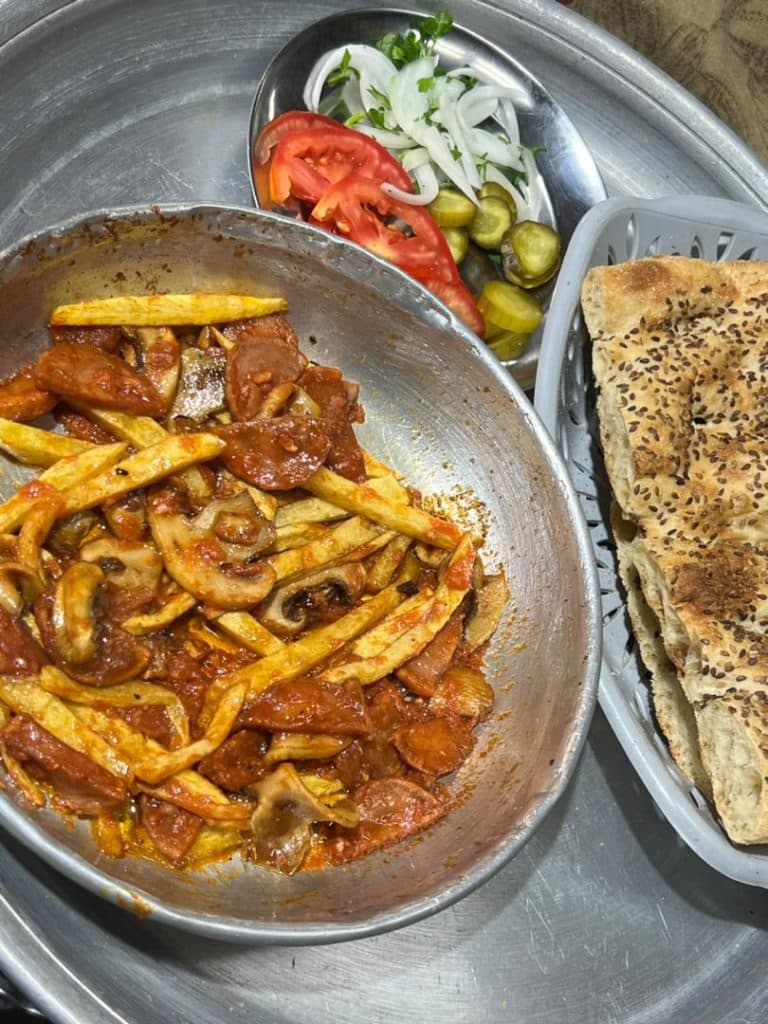 کافه صبحانه و دیزی سرای بازار در بجنورد